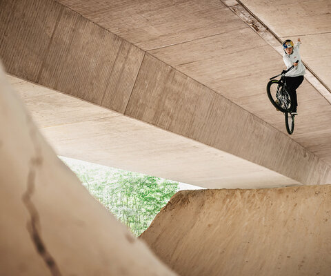 At only 17 years old—and barely four years into riding bikes on dirt—German prodigy Patricia Druwen is already pushing the boundaries of women’s slopestyle. Within this short time span, however, she has spent countless hours at dirt jumps and skateparks, developing an effortless style that hints at perfection. Photo: Hanna Retz