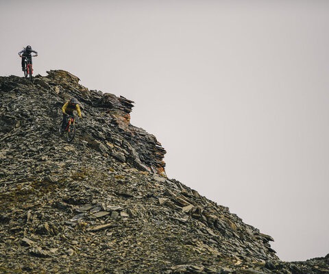 Fast, loose and straight-down, the ridges above Antoine Basin aren’t for the faint of heart. With Veronique Sandler having minimal experience on this kind of loose terrain, each lap was a chance for something new to click. Following Thomas Vanderham, one of the world’s most stylish riders, doesn’t hurt the learning curve either.