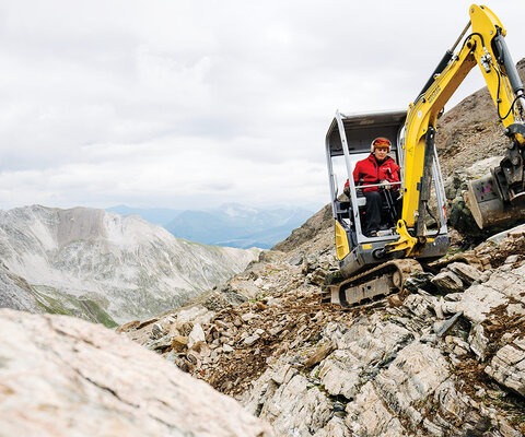 She can build any type of trail, but if Naylor is known for something, it’s operating a machine in rocky, high-exposure terrain. In the summer of 2018, she crafted a masterpiece, Dark Side of the Moon, in Lenzerheide, Switzerland.