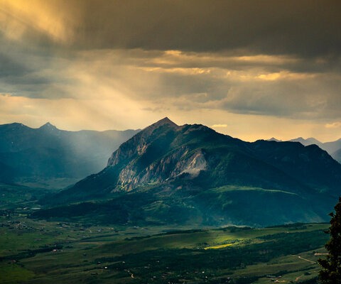 Mount Crested Butte, referred to as the “Mother Rock” by locals, towers over the small town of Crested Butte at the northern end of Gunnison Valley. SONY, 1/2500 sec, f/4, ISO 1250